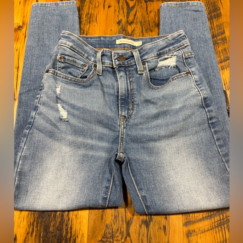 721 HIGH RISE SKINNY LEVIS WITH HOLES